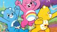 Un ours en peluche bleu, rose et jaune qui saute avec enthousiasme devant un paysage multicolore.