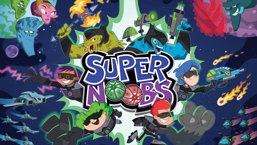 Quatre enfants habillés en tenue de super-héros volant dans les airs devant un grand logo Super Noobs entouré de monstres et d'extraterrestres.