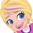 Un gros plan d'une jeune fille blonde aux grands yeux bleus, souriante et portant une chemise rose.