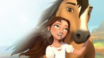 Une fille brune en t-shirt blanc se tient à côté d'un cheval brun.